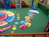 /album/galeria-de-fotos/calcada-girafa-amarelinha-etrilha-sensorial6-jpg/